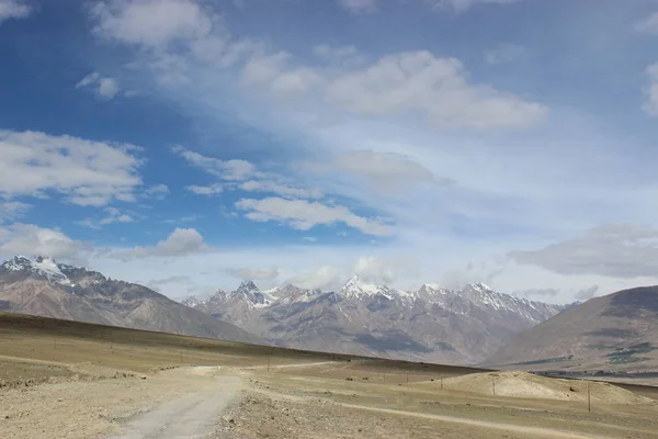 Hermoso paisaje de montaña. naturaleza salvaje de la India del norte — Foto de Stock