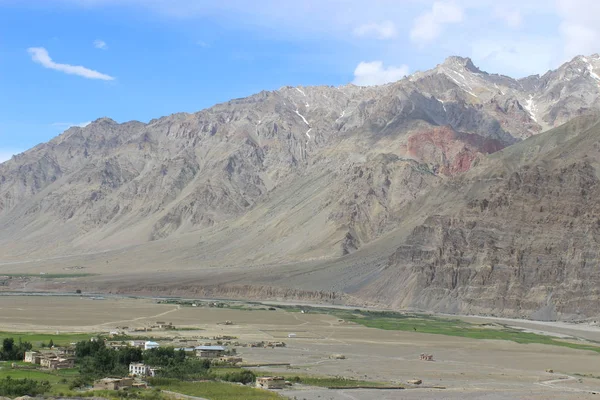 güzel dağ manzarası. Kuzey Hindistan'ın vahşi doğa