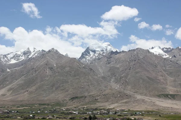 Bellissimo paesaggio montano. natura selvaggia dell'India settentrionale — Foto Stock