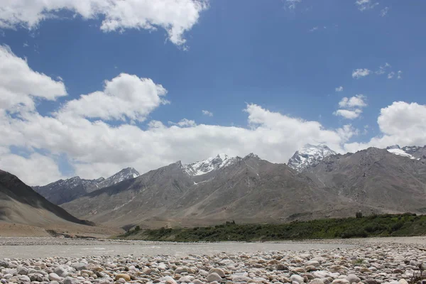 güzel dağ manzarası. Kuzey Hindistan'ın vahşi doğa