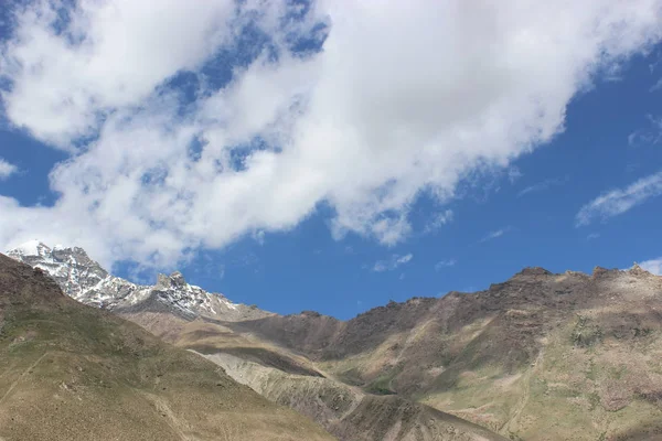 Hermoso paisaje de montaña. naturaleza salvaje de la India del norte — Foto de Stock