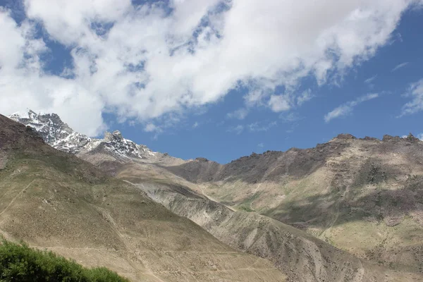 Hermoso paisaje de montaña. naturaleza salvaje de la India del norte —  Fotos de Stock