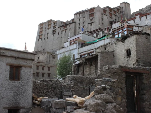 Starověké tibetský chrám bílé barvy a modlitební vlajky. Ladakh, severní Indie — Stock fotografie