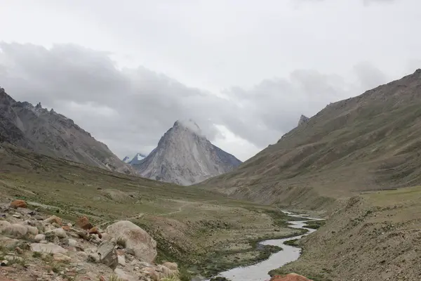 Beau paysage de montagne au Népal.à une rencontre d'aventure — Photo
