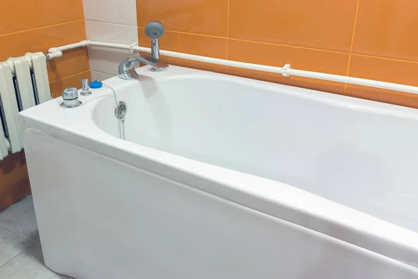 욕실, 집안의 인테리어에 큰 흰색 목욕 — 스톡 사진