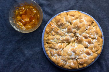 Pudra şekeri ve reçel, gri bir arka plan ile lezzetli pasta