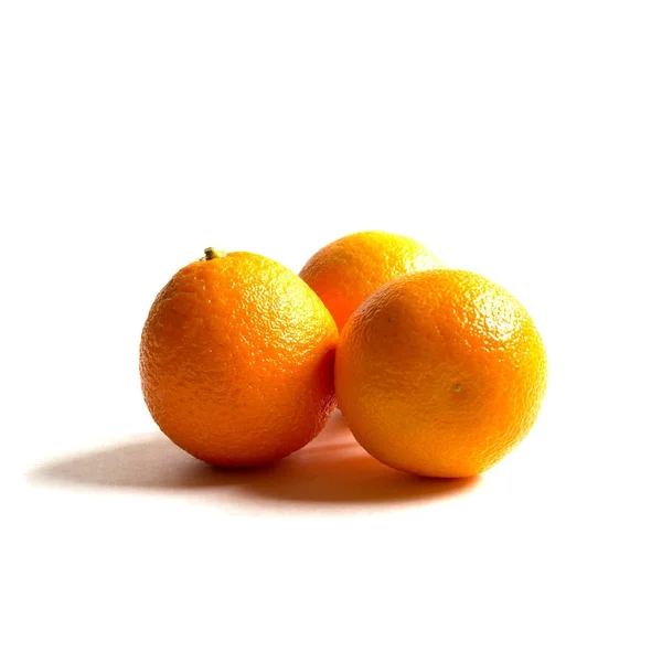 Mandarina sobre fondo blanco, aislar —  Fotos de Stock