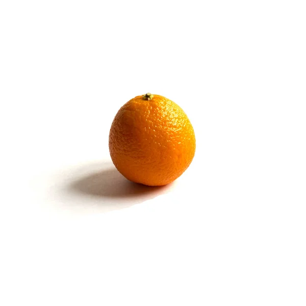 Mandarina sobre fondo blanco, aislar —  Fotos de Stock