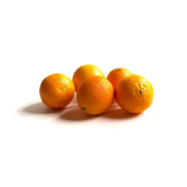 Mandarina sobre fondo blanco, aislar —  Fotos de Stock