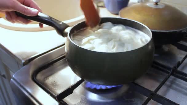 Knedlíky Vaří Vroucí Vodě Kuchyni Kuchař Míchá Vývar Vařením Způsobuje — Stock video