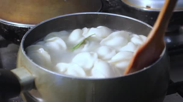 Albóndigas Carne Cocinan Agua Hirviendo Cocina Chef Está Agitando Caldo — Vídeos de Stock