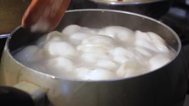 Albóndigas Carne Cocinan Agua Hirviendo Cocina Chef Está Agitando Caldo — Vídeos de Stock