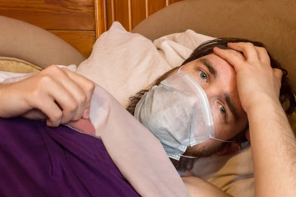 Ein Mann Mit Dunklen Haaren Und Einer Einmalmaske Zum Schutz — Stockfoto