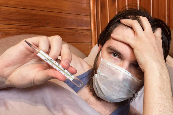 Ein Mann Mit Dunklen Haaren Und Einer Einmalmaske Zum Schutz — Stockfoto