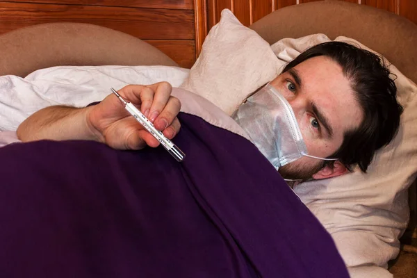 Ein Mann Mit Dunklen Haaren Und Einer Einmalmaske Zum Schutz — Stockfoto