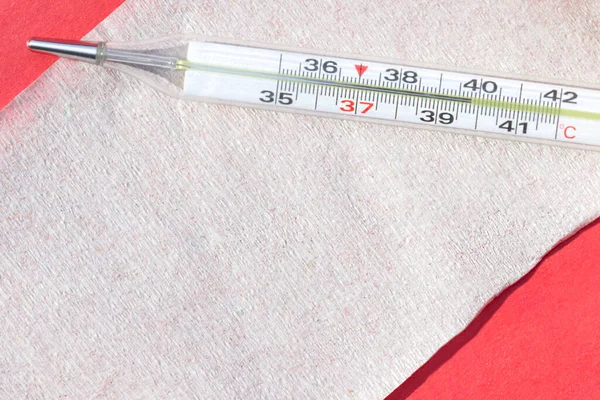 Thermometer Mit Hoher Temperatur Und Toilettenpapier Sind Auf Rotem Hintergrund — Stockfoto