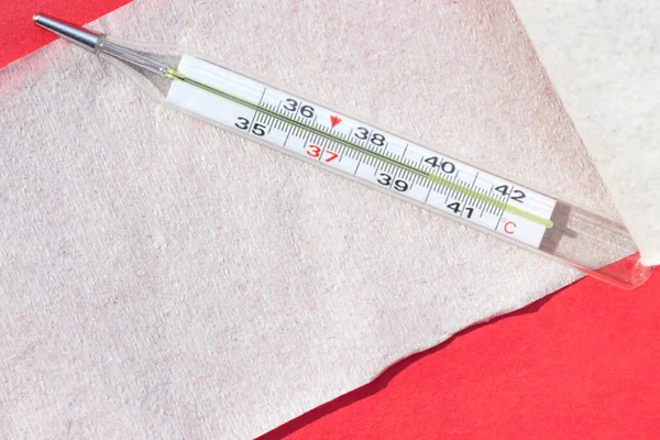 Thermometer Mit Hoher Temperatur Und Toilettenpapier Sind Auf Rotem Hintergrund — Stockfoto