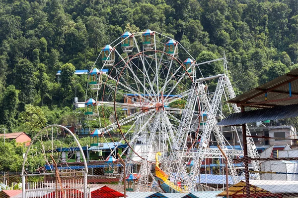 Boş bir lunapark ve müşterisiz bir dönme dolap. Koronavirüs tehdidi ve işin kapanması. Şehirde sokağa çıkma yasağı.