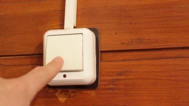 Dünya Saati 2020 onuruna bir insan enerji tasarrufu için elektrik düğmesini kapatır.