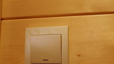 Dünya Saati 2020 onuruna bir insan enerji tasarrufu için elektrik düğmesini kapatır.