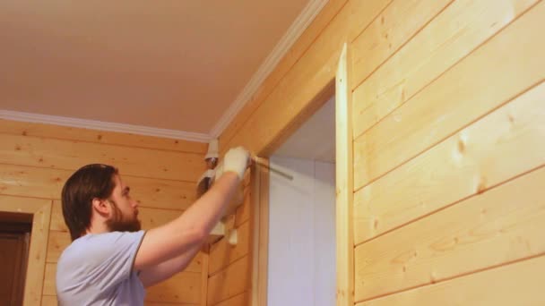 一个凶狠的男性建筑工人在木制表面上修理房屋 使用测量工具的标尺 — 图库视频影像