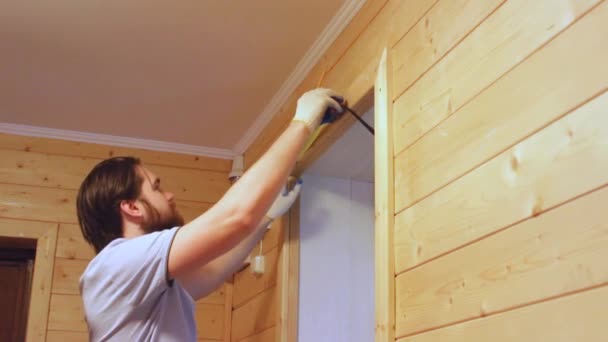 Brutální Samec Builder Provádí Domácí Opravy Používá Měřicí Nástroj Yardstick — Stock video