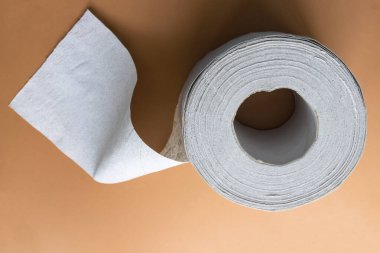 Hoş bir arka planda tuvalet kağıdı rulosu. Ürün stokumuz kısıtlı, hisse senedi yapmalıyız. Reklam için boş bir yer var.