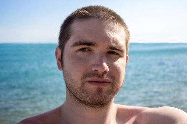 Küçük sakallı erkek turist, yurtdışına uçamıyor. Deniz, güneş ve dinlenme. Virüs tüm hava ulaşımını engelledi.