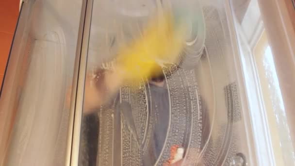 Sanitaire Nettoyage Cabine Douche Pour Sécurité Maison Pendant Coronavirus Homme — Video