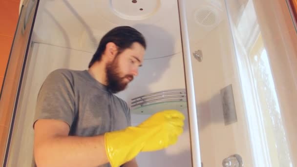 Pulizia Sanitaria Della Cabina Doccia Sicurezza Domestica Durante Coronaviro Uomo — Video Stock