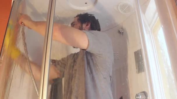 Sanitarne Czyszczenie Kabiny Prysznicowej Dla Bezpieczeństwa Domu Podczas Koronawirusu Mężczyzna — Wideo stockowe