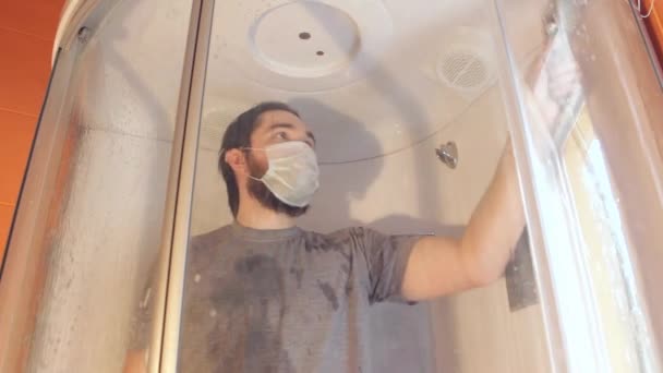 Sanitarne Czyszczenie Kabiny Prysznicowej Dla Bezpieczeństwa Domu Podczas Koronawirusu Mężczyzna — Wideo stockowe