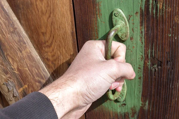 Mano Della Persona Senza Guanti Protettivi Tocca Maniglia Della Porta — Foto Stock