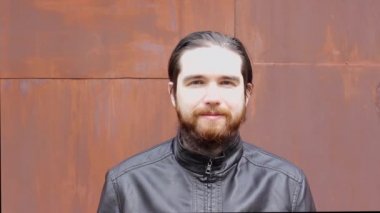 Koronavirüsten korunmak için tek kullanımlık bir maske takar ve çıkartır. Solunum cihazını ve maskeyi düzgün bir şekilde takmayı, sevdiklerini kendini izolasyon ve güvenlik önlemleriyle korumayı öğretir.