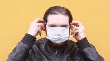 Koronavirüsten korunmak için tek kullanımlık bir maske takar ve çıkartır. Solunum cihazını ve maskeyi düzgün bir şekilde takmayı, sevdiklerini kendini izolasyon ve güvenlik önlemleriyle korumayı öğretir.