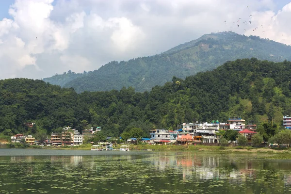 ネパールポカラのジャングルに囲まれた海岸沿いの広い湖と集落 — ストック写真