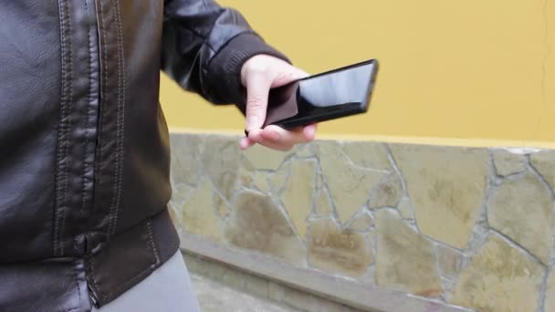 Homme Vêtu Une Veste Cuir Nettoie Surface Téléphone Avec Spray — Video