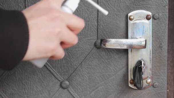 Homme Dans Une Veste Cuir Nettoie Poignée Porte Une Maison — Video