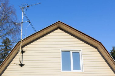 Binanın penceresi ve beyaz duvarlar ışık kaplamasından yapılmıştır. Karantina ve kendini izole etme kavramı