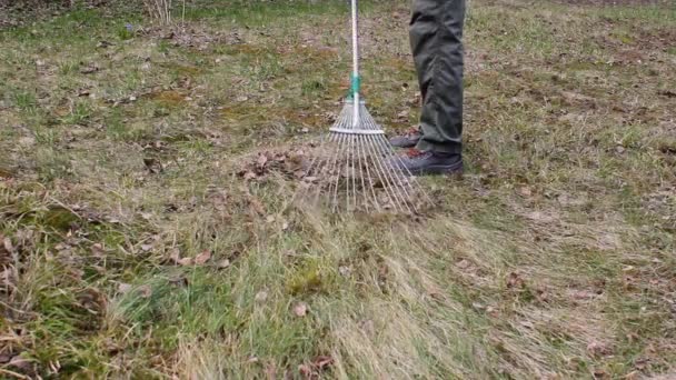 Jongeman Met Een Wegwerpmasker Ter Bescherming Tegen Coronavirus Voert Lente — Stockvideo