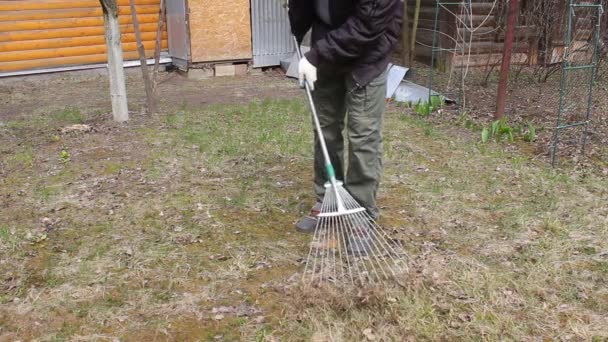 Młody Człowiek Jednorazowej Masce Ochrony Przed Koronawirusem Przeprowadza Wiosenne Czyszczenie — Wideo stockowe