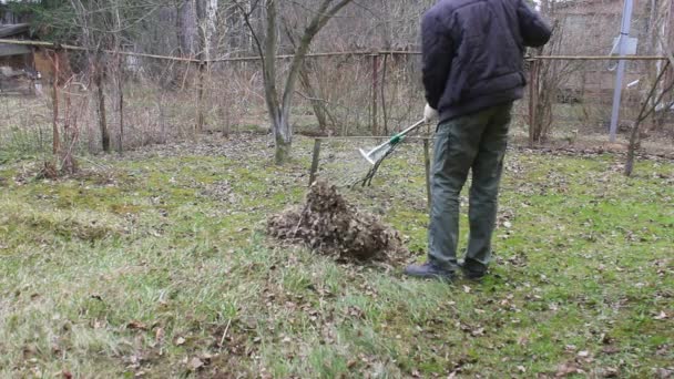 Молодой Человек Одноразовой Маске Защиты Коронавируса Проводит Весеннюю Очистку Сада — стоковое видео