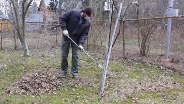 Giovane Uomo Maschera Monouso Proteggere Contro Coronavirus Conduce Pulizia Primaverile — Video Stock