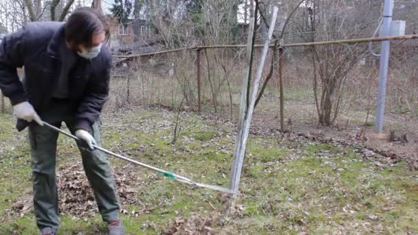 Junger Mann Einmalmaske Zum Schutz Vor Coronavirus Führt Frühjahrsputz Des — Stockvideo