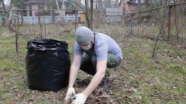 Homem Estilo Hipster Máscara Descartável Está Fazendo Limpeza Primavera Jardim — Vídeo de Stock