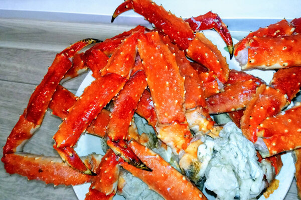 вкусный красный приготовленный краб на тарелке. Готовые морепродукты полезны для иммунной системы
