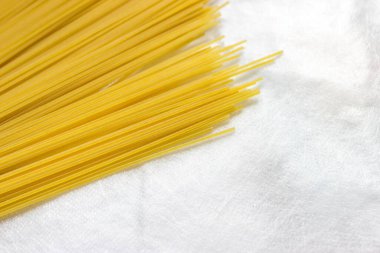 Beyaz arka planda spagetti makarnası var. Koronavirüs gıda bağışı ve yoksul insanlar için dağıtım malzemeleri.