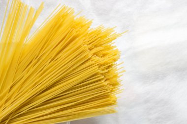 Beyaz arka planda spagetti makarnası var. Koronavirüs gıda bağışı ve yoksul insanlar için dağıtım malzemeleri.