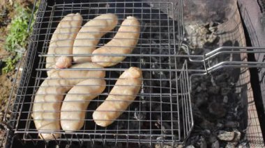 Izgarada Kupaty sosisleri. Kupaty tavuk ve domuz eti, bağırsaklar, biber, soğan ve diğer baharatlardan yapıldı. Mayıs tatilleri ve koronavirüs salgınında ailenle kal ve barbekü pişir.