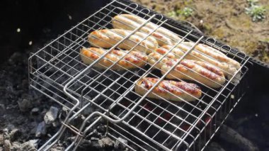 Izgarada Kupaty sosisleri. Kupaty tavuk ve domuz eti, bağırsaklar, biber, soğan ve diğer baharatlardan yapıldı. Mayıs tatilleri ve koronavirüs salgınında ailenle kal ve barbekü pişir.